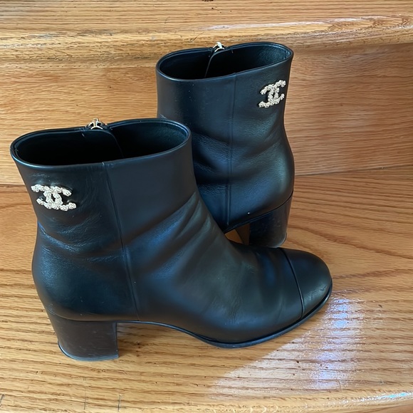 Chanel heeled leather ankle boots - Picture 4 of 5